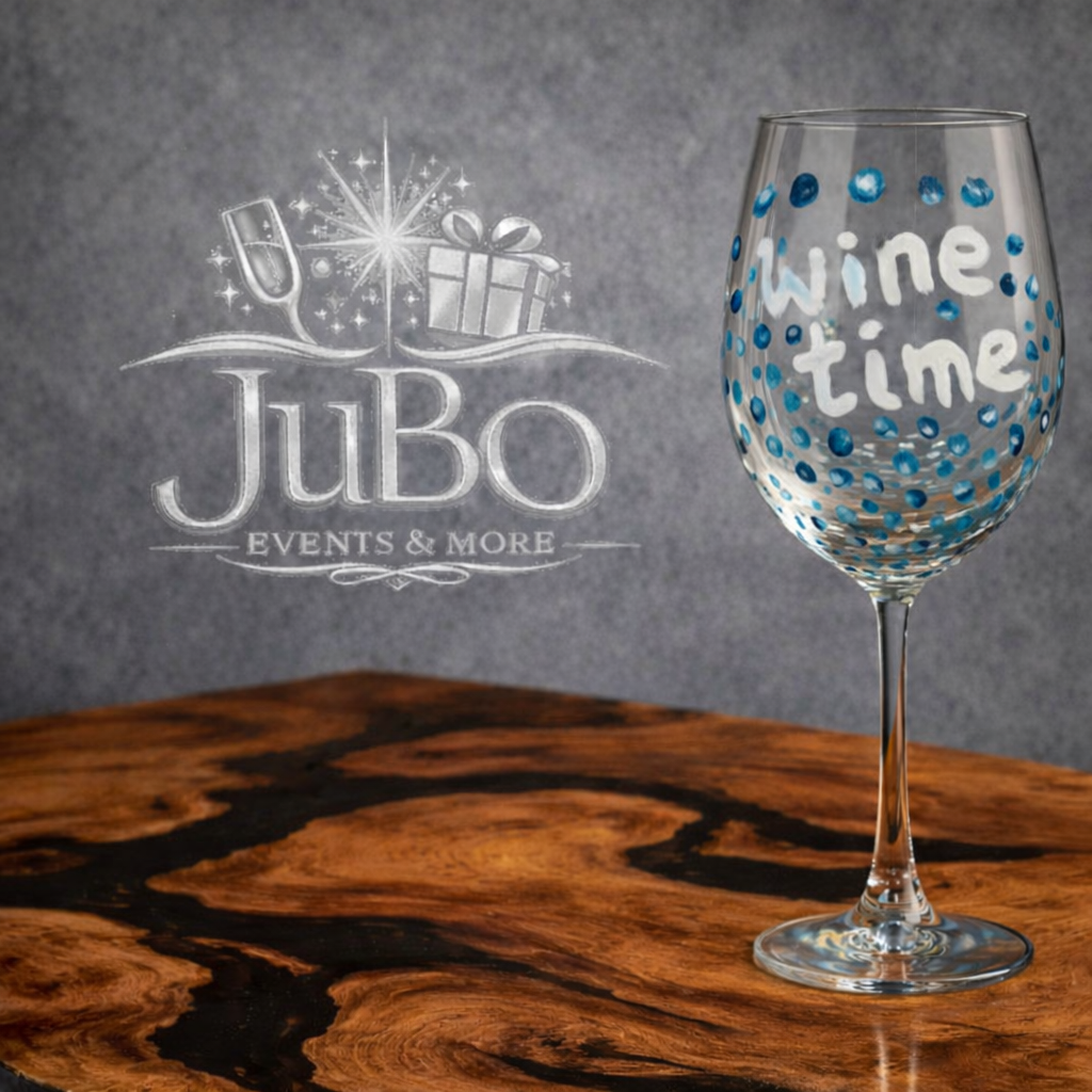 Handbemaltes Weinglas mit Wine Time Text und blauen Punkten
