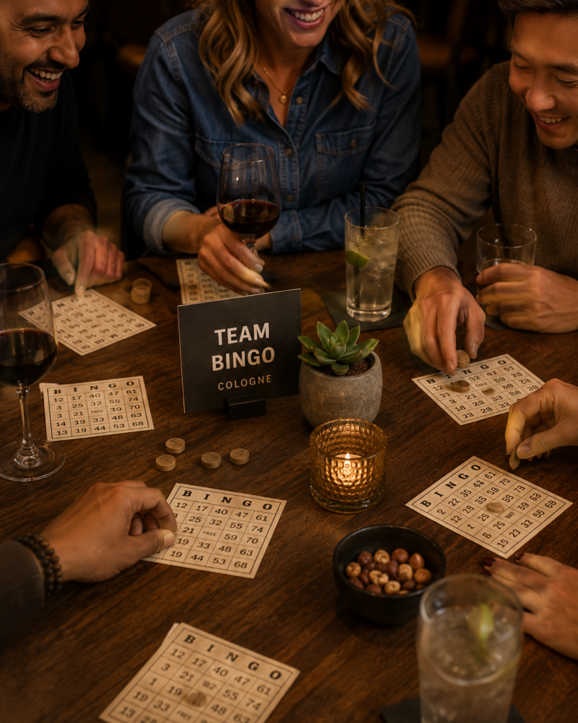 Bingo-Karten und Getränke beim Team Bingo